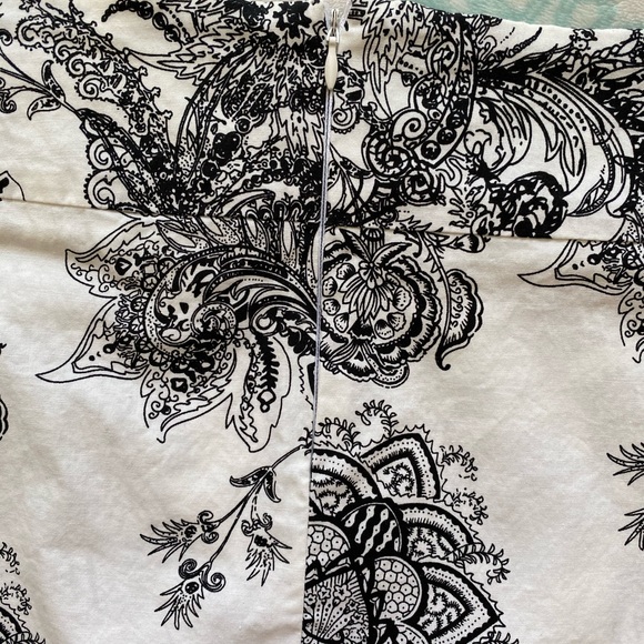 ❌ SOLD ❌ Patterned skirt! - Picture 3 of 7